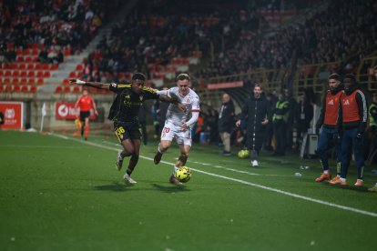 Cultural y Zaragoza sellan un empate a cero en un encuentro muy espeso