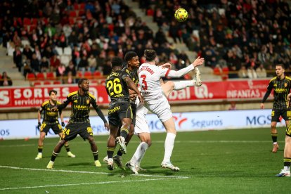 Cultural y Zaragoza sellan un empate a cero en un encuentro muy espeso