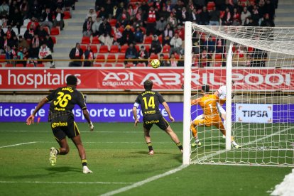 Cultural y Zaragoza sellan un empate a cero en un encuentro muy espeso
