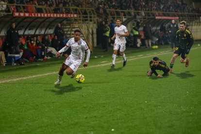 Cultural y Zaragoza sellan un empate a cero en un encuentro muy espeso