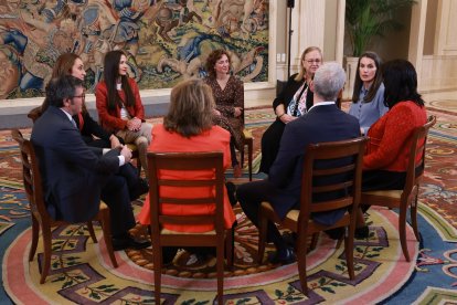 Letizia mantuvo un encuentro con Beatriz Robles y otros representantes de la Fundación Occident en un acto que refuerza su compromiso con la ciencia.