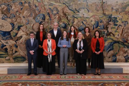 Imagen oficial del encuentro entre la reina Letizia, la leonesa Beatriz Robles y el resto de galardonados en los Premios Jesús Serra 2025.