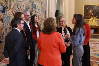 Letizia mantuvo un encuentro cercano con la nutricionista leonesa Beatriz Robles y el resto de invitados al acto.