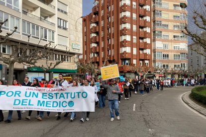 Los médicos alzaron su voz por las calles de León contra el Estatuto Marco.