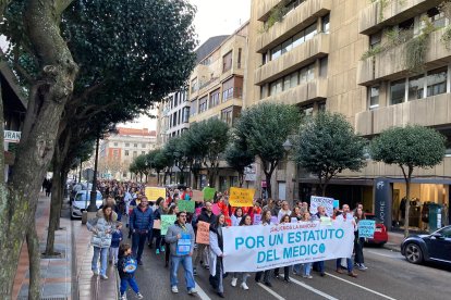 Los médicos alzaron su voz por las calles de León contra el Estatuto Marco.
