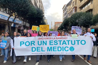 Los médicos alzaron su voz por las calles de León contra el Estatuto Marco.
