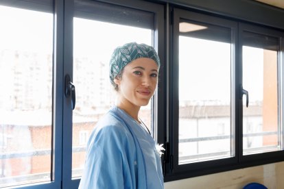 Silvia Ortiz, enfermera instrumentista en el quirófano junto al doctor Valle Folgueral.