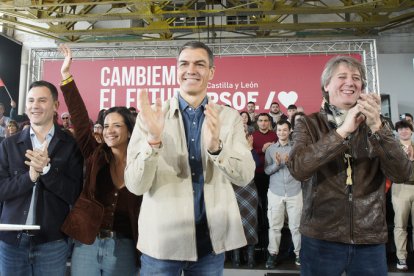 El presidente del Gobierno, Pedro Sánchez, y el candidato Partido Socialista a la Presidencia de la Junta de Castilla y León, Carlos Martínez, intervienen en un acto público del partido junto a la candidata por León, Nuria Rubio, y el secretario provincial del PSOE, Javier Alfonso Cendón