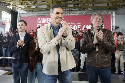 El presidente del Gobierno, Pedro Sánchez, y el candidato Partido Socialista a la Presidencia de la Junta de Castilla y León, Carlos Martínez, intervienen en un acto público del partido junto a la candidata por León, Nuria Rubio, y el secretario provincial del PSOE, Javier Alfonso Cendón