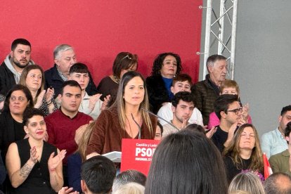 El presidente del Gobierno, Pedro Sánchez, y el candidato Partido Socialista a la Presidencia de la Junta de Castilla y León, Carlos Martínez, intervienen en un acto público del partido junto a la candidata por León, Nuria Rubio, y el secretario provincial del PSOE, Javier Alfonso Cendón