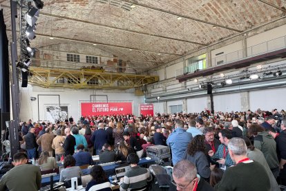 El presidente del Gobierno, Pedro Sánchez, y el candidato Partido Socialista a la Presidencia de la Junta de Castilla y León, Carlos Martínez, intervienen en un acto público del partido junto a la candidata por León, Nuria Rubio, y el secretario provincial del PSOE, Javier Alfonso Cendón