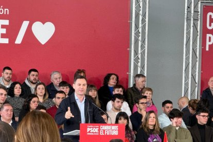 El presidente del Gobierno, Pedro Sánchez, y el candidato Partido Socialista a la Presidencia de la Junta de Castilla y León, Carlos Martínez, intervienen en un acto público del partido junto a la candidata por León, Nuria Rubio, y el secretario provincial del PSOE, Javier Alfonso Cendón