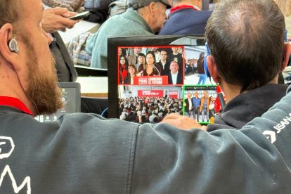 El presidente del Gobierno, Pedro Sánchez, y el candidato Partido Socialista a la Presidencia de la Junta de Castilla y León, Carlos Martínez, intervienen en un acto público del partido junto a la candidata por León, Nuria Rubio, y el secretario provincial del PSOE, Javier Alfonso Cendón