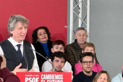 El presidente del Gobierno, Pedro Sánchez, y el candidato Partido Socialista a la Presidencia de la Junta de Castilla y León, Carlos Martínez, intervienen en un acto público del partido junto a la candidata por León, Nuria Rubio, y el secretario provincial del PSOE, Javier Alfonso Cendón