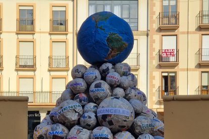 La Piñata ya puede visitarse en la plaza Mayor.