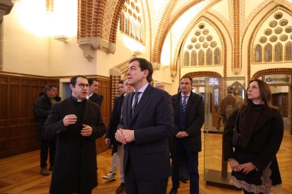 El candidato a la reelección a la Presidencia de la Junta de Castilla y León, visita el Palacio de Gaudí