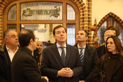 El candidato a la reelección a la Presidencia de la Junta de Castilla y León, visita el Palacio de Gaudí