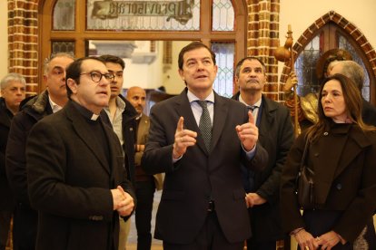 El candidato a la reelección a la Presidencia de la Junta de Castilla y León, visita el Palacio de Gaudí