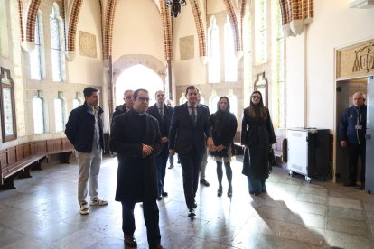 El candidato a la reelección a la Presidencia de la Junta de Castilla y León, visita el Palacio de Gaudí