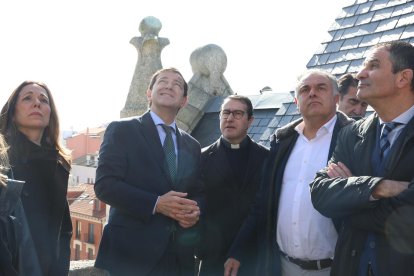 El candidato a la reelección a la Presidencia de la Junta de Castilla y León, visita el Palacio de Gaudí