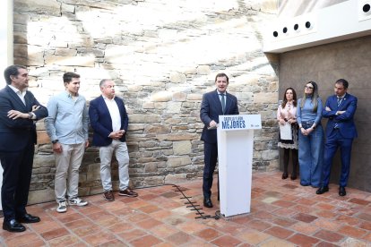 El candidato a la reelección a la Presidencia de la Junta de Castilla y León visita el Palacio Episcopal de Gaudí