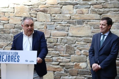 El candidato a la reelección a la Presidencia de la Junta de Castilla y León visita el Palacio Episcopal de Gaudí