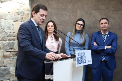 El candidato a la reelección a la Presidencia de la Junta de Castilla y León visita el Palacio Episcopal de Gaudí