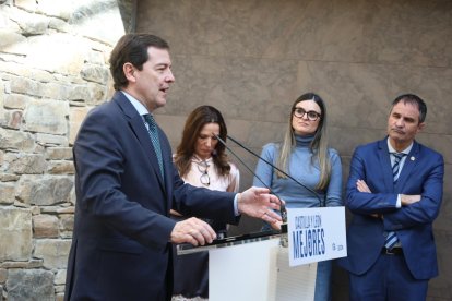 El candidato a la reelección a la Presidencia de la Junta de Castilla y León visita el Palacio Episcopal de Gaudí