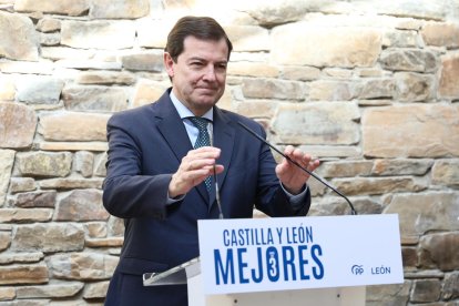 El candidato a la reelección a la Presidencia de la Junta de Castilla y León visita el Palacio Episcopal de Gaudí