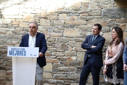 El candidato a la reelección a la Presidencia de la Junta de Castilla y León visita el Palacio Episcopal de Gaudí