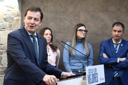 El candidato a la reelección a la Presidencia de la Junta de Castilla y León visita el Palacio Episcopal de Gaudí
