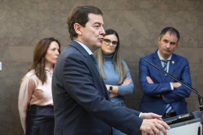 El candidato a la reelección a la Presidencia de la Junta de Castilla y León visita el Palacio Episcopal de Gaudí