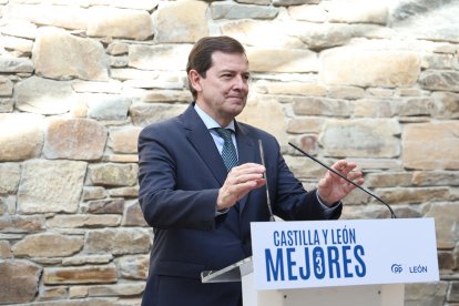 El candidato a la reelección a la Presidencia de la Junta de Castilla y León visita el Palacio Episcopal de Gaudí
