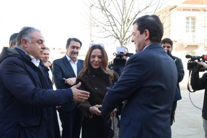 El candidato a la reelección a la Presidencia de la Junta de Castilla y León visita el Palacio Episcopal de Gaudí
