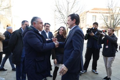El candidato a la reelección a la Presidencia de la Junta de Castilla y León visita el Palacio Episcopal de Gaudí