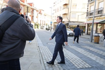 El candidato a la reelección a la Presidencia de la Junta de Castilla y León visita el Palacio Episcopal de Gaudí
