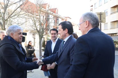 El candidato a la reelección a la Presidencia de la Junta de Castilla y León visita el Palacio Episcopal de Gaudí