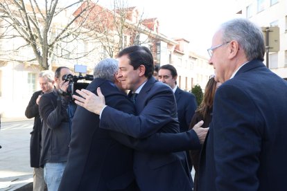 El candidato a la reelección a la Presidencia de la Junta de Castilla y León visita el Palacio Episcopal de Gaudí
