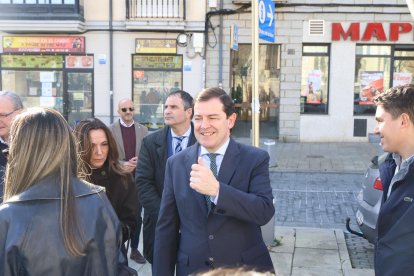 El candidato a la reelección a la Presidencia de la Junta de Castilla y León visita el Palacio Episcopal de Gaudí
