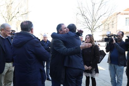El candidato a la reelección a la Presidencia de la Junta de Castilla y León visita el Palacio Episcopal de Gaudí