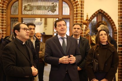 El candidato a la reelección a la Presidencia de la Junta de Castilla y León visita el Palacio Episcopal de Gaudí