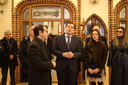 El candidato a la reelección a la Presidencia de la Junta de Castilla y León visita el Palacio Episcopal de Gaudí