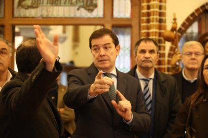 El candidato a la reelección a la Presidencia de la Junta de Castilla y León visita el Palacio Episcopal de Gaudí