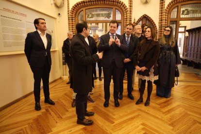 El candidato a la reelección a la Presidencia de la Junta de Castilla y León visita el Palacio Episcopal de Gaudí