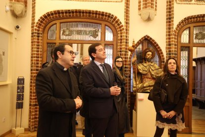 El candidato a la reelección a la Presidencia de la Junta de Castilla y León visita el Palacio Episcopal de Gaudí