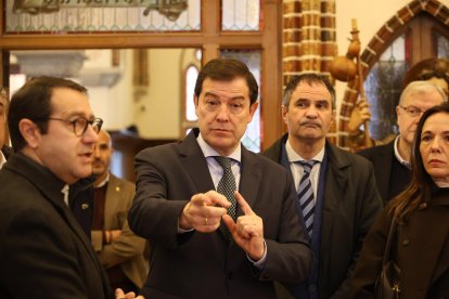 El candidato a la reelección a la Presidencia de la Junta de Castilla y León visita el Palacio Episcopal de Gaudí