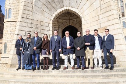 El candidato a la reelección a la Presidencia de la Junta de Castilla y León visita el Palacio Episcopal de Gaudí
