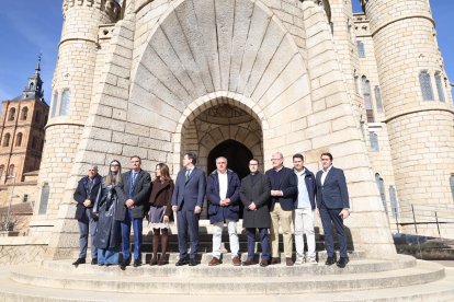 El candidato a la reelección a la Presidencia de la Junta de Castilla y León visita el Palacio Episcopal de Gaudí