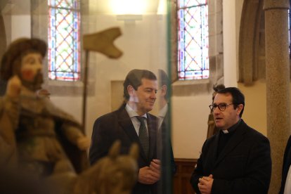 El candidato a la reelección a la Presidencia de la Junta de Castilla y León visita el Palacio Episcopal de Gaudí