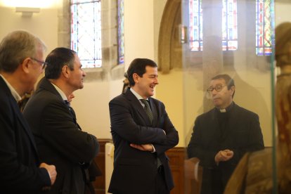 El candidato a la reelección a la Presidencia de la Junta de Castilla y León visita el Palacio Episcopal de Gaudí